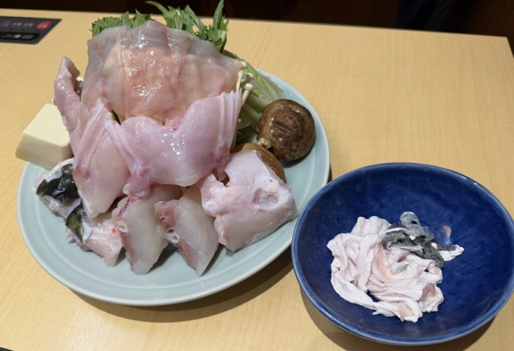 とらふぐ亭の国産泳ぎとらふぐコースの泳ぎてっちり（とらふぐ鍋）の具材となべ皮。