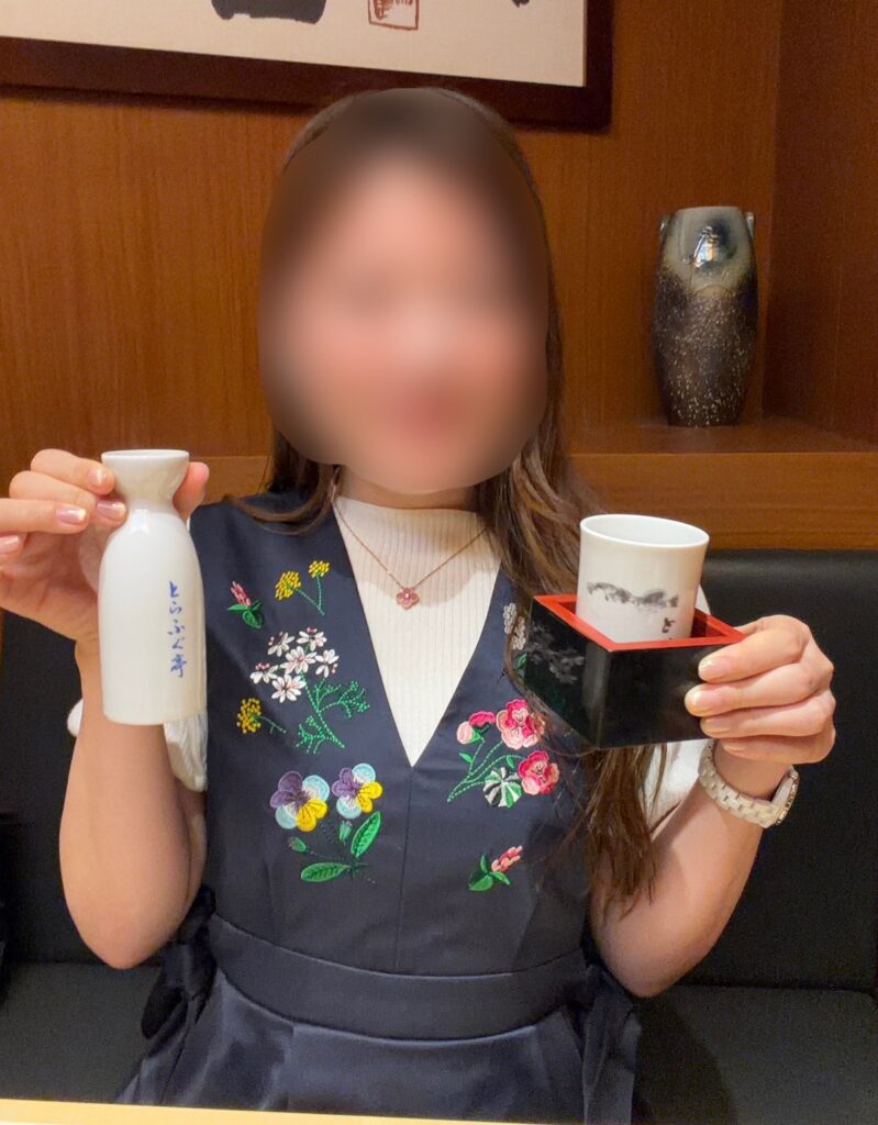 とらふぐ亭のひれ酒につぎ酒を注文したブログ運営者COCO。