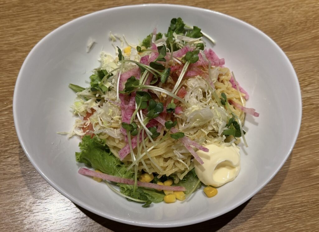 北の味紀行と地酒 北海道のコース料理「ラーメンサラダ」。