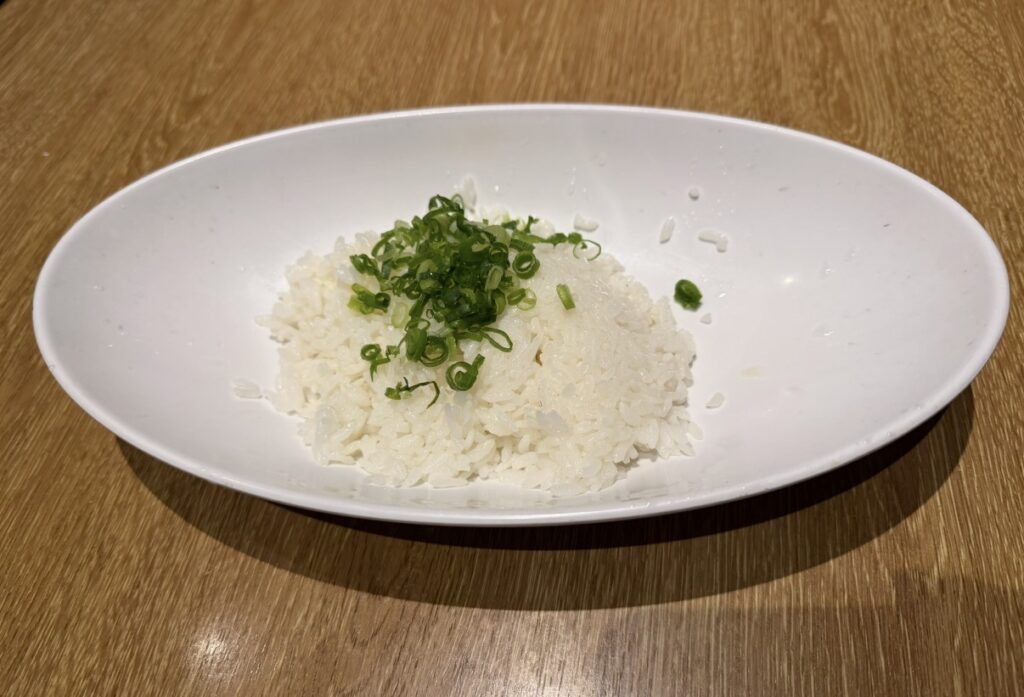 北の味紀行と地酒 北海道のコース料理「〆の雑炊」用のご飯と薬味。