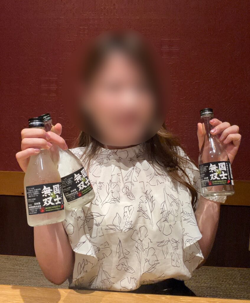 北の味紀行と地酒 北海道の飲み放題で提供された日本酒「国士無双」を3本持つブログ運営者COCO。