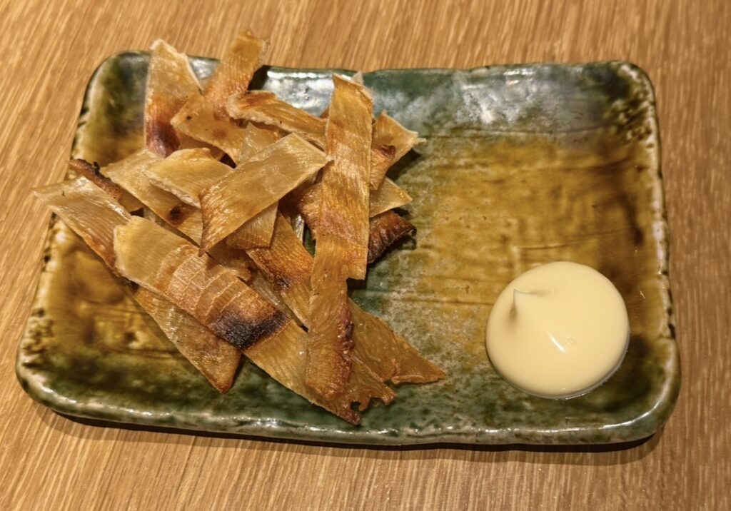 北の味紀行と地酒 北海道で日本酒のおつまみに注文したエイヒレ炙り焼き649円（税込）