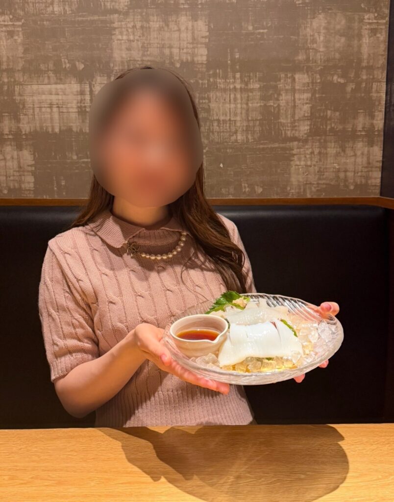 北の味紀行と地酒 北海道で注文したいかソーメンを手に持つ様子