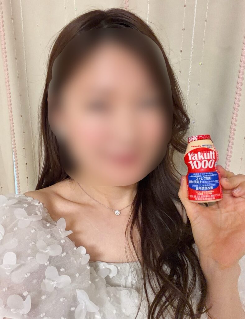 宅配専用のYakult（ヤクルト）1000を手に持つブログ運営者COCO。